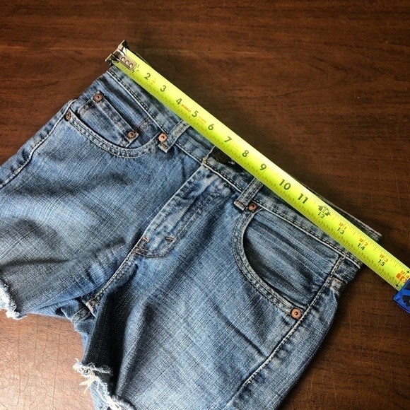 Levi’s 550 Size 26W Relax Fit Women’s Cutoff Shorts Denim Raw Hem - Picture 8 of 9